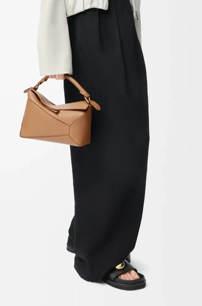Bolso pequeño Puzzle Edge en piel de becerro granulada suave color toffee Bolso pequeño Puzzle Edge en piel de becerro granulada suave color toffee