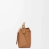 Bolso pequeño Puzzle Edge en piel de becerro granulada suave color toffee Bolso pequeño Puzzle Edge en piel de becerro granulada suave color toffee