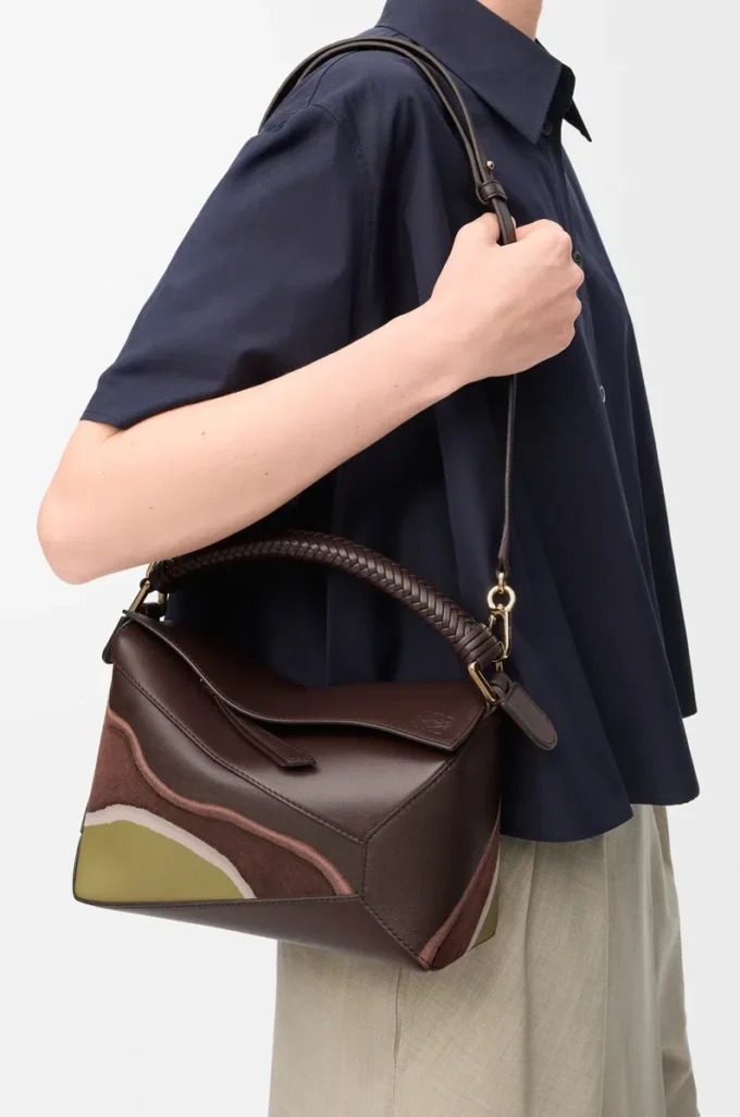 Bolso pequeño Puzzle Edge Landscape en piel de becerro napa chocolate/musgo claro Bolso pequeño Puzzle Edge Landscape en piel de becerro napa chocolate/musgo claro