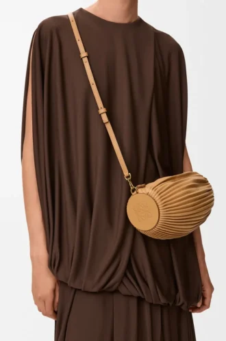 Bolso pulsera en piel de cordero napa plisada Warm Desert
