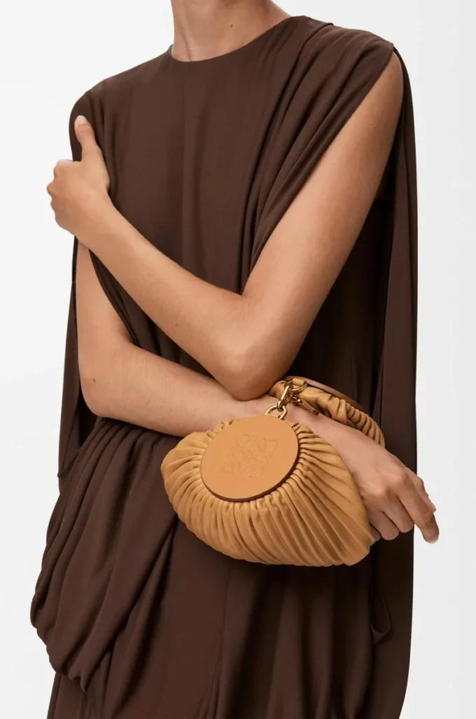 Bolso pulsera en piel de cordero napa plisada Warm Desert Bolso pulsera en piel de cordero napa plisada Warm Desert