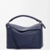 Bolso Puzzle Edge grande en piel de becerro clásica azul abismo