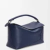 Bolso Puzzle Edge grande en piel de becerro clásica azul abismo