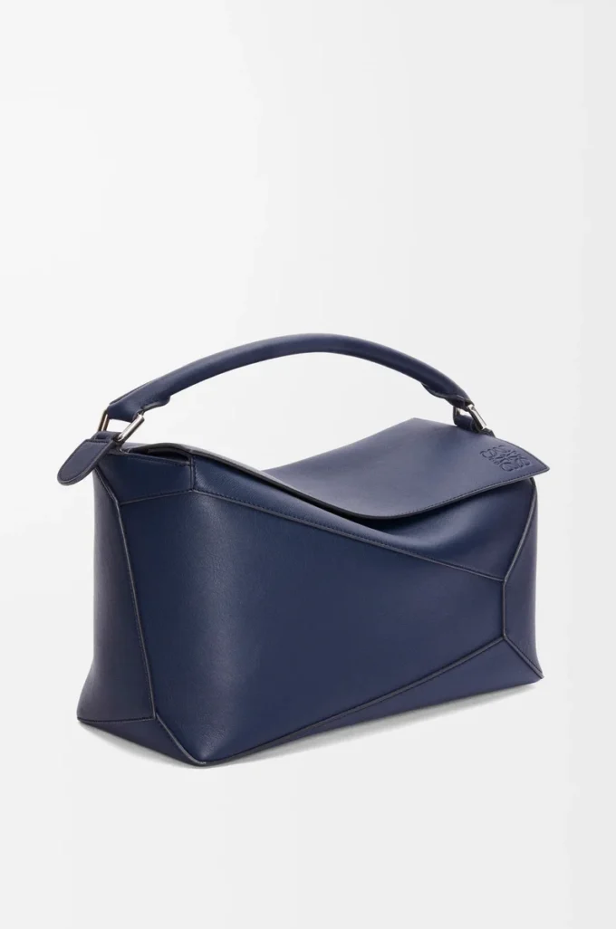 Bolso Puzzle Edge grande en piel de becerro clásica azul abismo