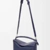 Bolso Puzzle Edge grande en piel de becerro clásica azul abismo