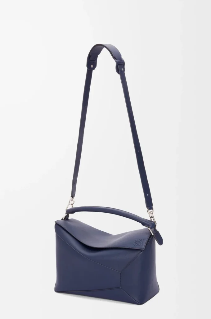 Bolso Puzzle Edge grande en piel de becerro clásica azul abismo