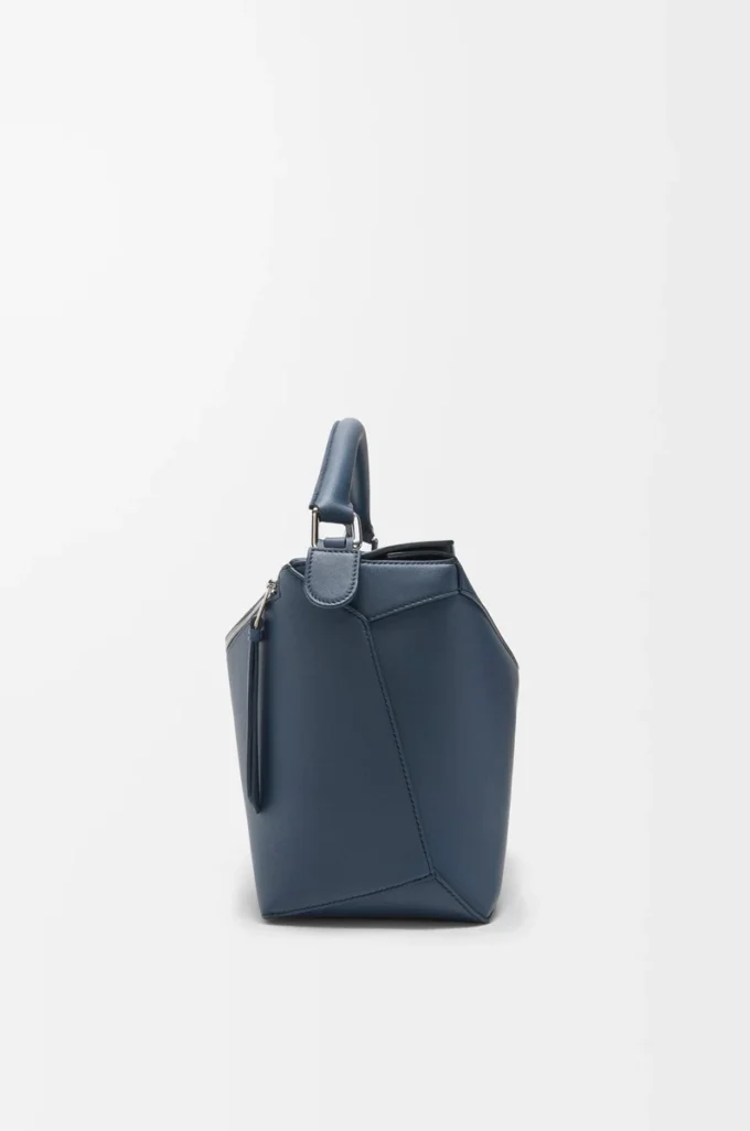 Bolso Puzzle Edge grande en piel de becerro clásica teñida en índigo Bolso Puzzle Edge grande en piel de becerro clásica teñida en índigo