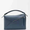 Bolso Puzzle Edge grande en piel de becerro clásica teñida en índigo Bolso Puzzle Edge grande en piel de becerro clásica teñida en índigo