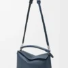 Bolso Puzzle Edge grande en piel de becerro clásica teñida en índigo Bolso Puzzle Edge grande en piel de becerro clásica teñida en índigo