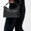 Bolso Puzzle Edge grande en piel de becerro granulada, color negro Bolso Puzzle Edge grande en piel de becerro granulada, color negro