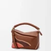 Bolso Puzzle Edge Landscape pequeño en piel de becerro napa Pecan/Parrot Pink Bolso Puzzle Edge Landscape pequeño en piel de becerro napa Pecan/Parrot Pink