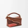 Bolso Puzzle Edge Landscape pequeño en piel de becerro napa Pecan/Parrot Pink Bolso Puzzle Edge Landscape pequeño en piel de becerro napa Pecan/Parrot Pink