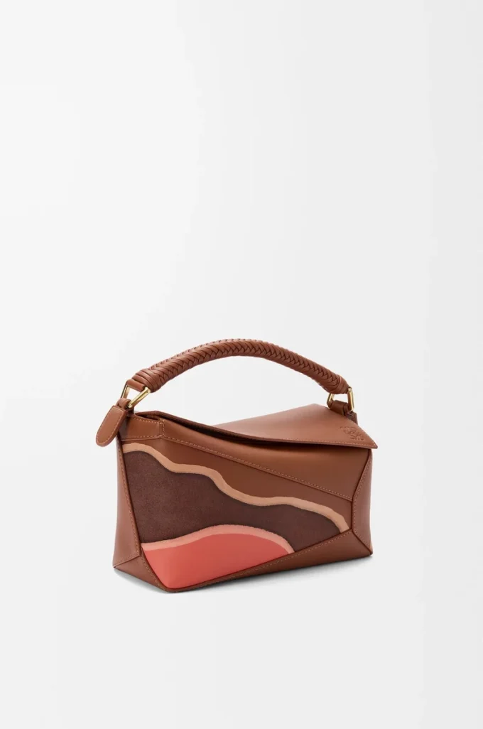 Bolso Puzzle Edge Landscape pequeño en piel de becerro napa Pecan/Parrot Pink Bolso Puzzle Edge Landscape pequeño en piel de becerro napa Pecan/Parrot Pink