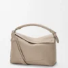 Bolso Puzzle Edge mediano en piel de becerro granulada suave color arcilla Bolso Puzzle Edge mediano en piel de becerro granulada suave color arcilla