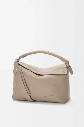 Bolso Puzzle Edge mediano en piel de becerro granulada suave color arcilla