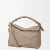 Bolso Puzzle Edge mediano en piel de becerro granulada suave color arena Bolso Puzzle Edge mediano en piel de becerro granulada suave color arena