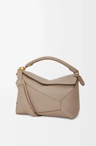 Bolso Puzzle Edge mediano en piel de becerro granulada suave color arena