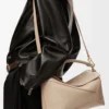 Bolso Puzzle Edge mediano en piel de becerro granulada suave color arena Bolso Puzzle Edge mediano en piel de becerro granulada suave color arena