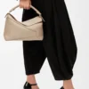 Bolso Puzzle Edge mediano en piel de becerro granulada suave color arena Bolso Puzzle Edge mediano en piel de becerro granulada suave color arena