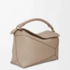 Bolso Puzzle Edge mediano en piel de becerro granulada suave color arena Bolso Puzzle Edge mediano en piel de becerro granulada suave color arena