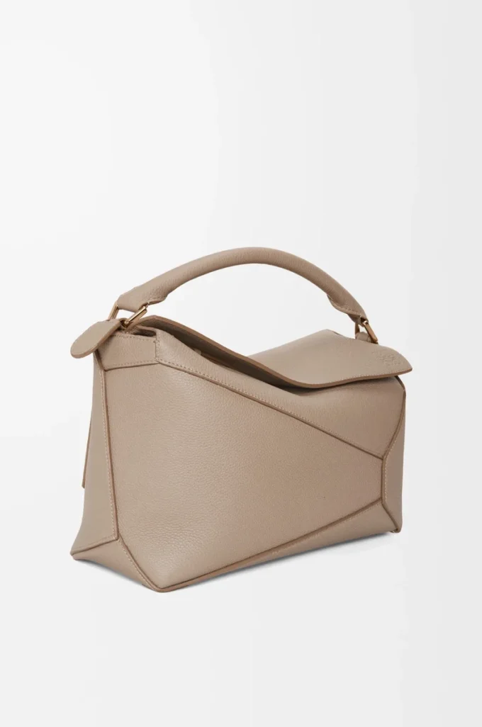 Bolso Puzzle Edge mediano en piel de becerro granulada suave color arena Bolso Puzzle Edge mediano en piel de becerro granulada suave color arena