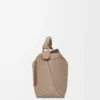 Bolso Puzzle Edge mediano en piel de becerro granulada suave color arena Bolso Puzzle Edge mediano en piel de becerro granulada suave color arena