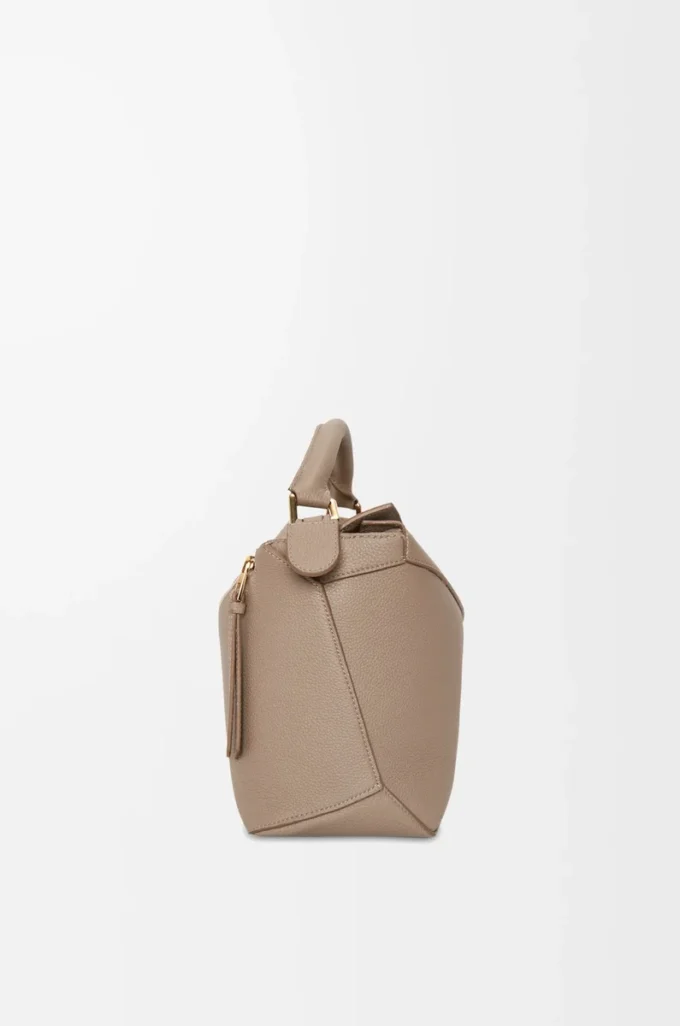 Bolso Puzzle Edge mediano en piel de becerro granulada suave color arena Bolso Puzzle Edge mediano en piel de becerro granulada suave color arena