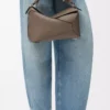 Bolso Puzzle Edge mediano en piel de becerro granulada suave Taupe Bolso Puzzle Edge mediano en piel de becerro granulada suave Taupe