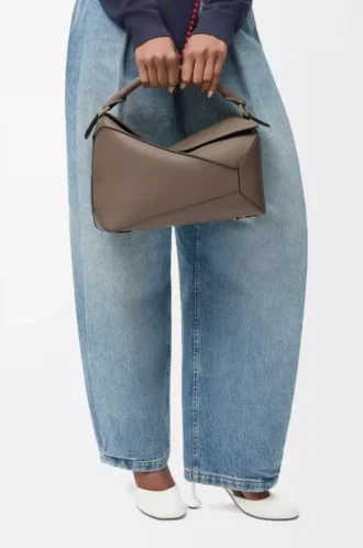Bolso Puzzle Edge mediano en piel de becerro granulada suave Taupe