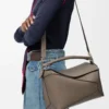 Bolso Puzzle Edge mediano en piel de becerro granulada suave Taupe Bolso Puzzle Edge mediano en piel de becerro granulada suave Taupe