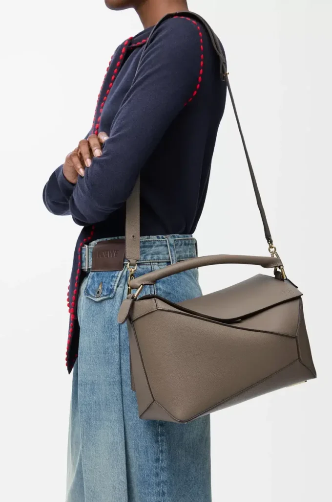 Bolso Puzzle Edge mediano en piel de becerro granulada suave Taupe Bolso Puzzle Edge mediano en piel de becerro granulada suave Taupe