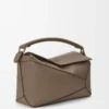 Bolso Puzzle Edge mediano en piel de becerro granulada suave Taupe Bolso Puzzle Edge mediano en piel de becerro granulada suave Taupe