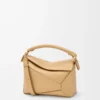 Bolso Puzzle Edge pequeño en piel de becerro clásica color beige seda