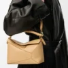 Bolso Puzzle Edge pequeño en piel de becerro clásica color beige seda