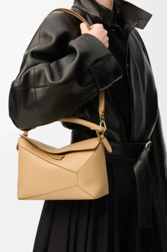 Bolso Puzzle Edge pequeño en piel de becerro clásica color beige seda