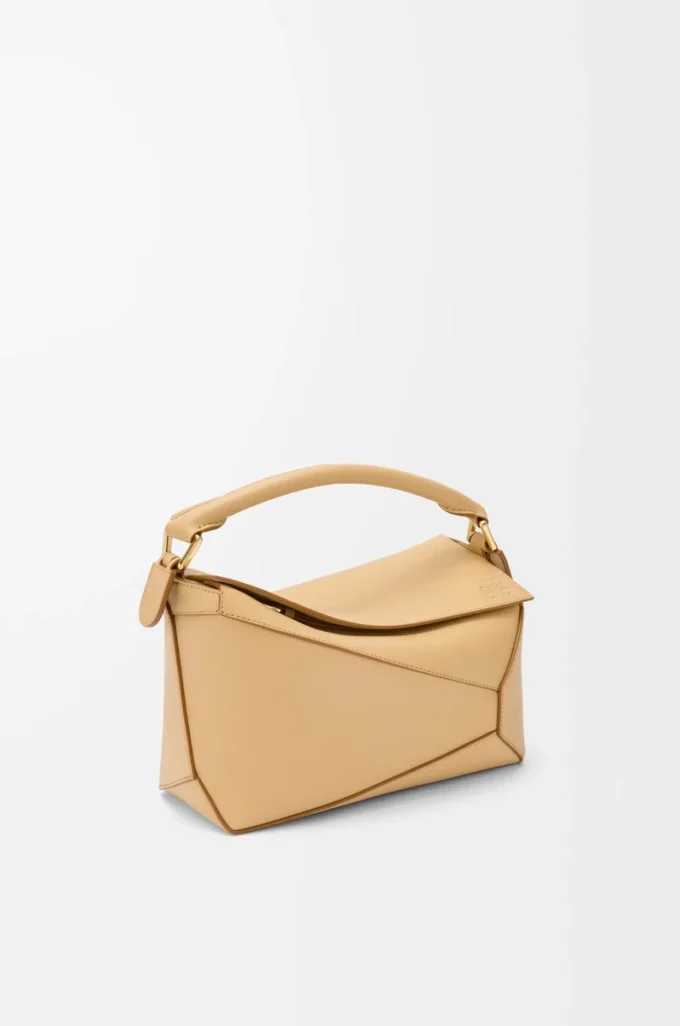 Bolso Puzzle Edge pequeño en piel de becerro clásica color beige seda