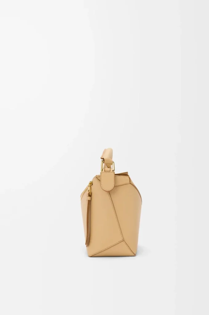 Bolso Puzzle Edge pequeño en piel de becerro clásica color beige seda
