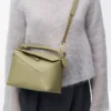 Bolso Puzzle Edge pequeño en piel de becerro clásica verde eucalipto Bolso Puzzle Edge pequeño en piel de becerro clásica verde eucalipto
