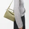 Bolso Puzzle Edge pequeño en piel de becerro clásica verde eucalipto Bolso Puzzle Edge pequeño en piel de becerro clásica verde eucalipto