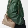 Bolso Puzzle Edge pequeño en piel de becerro granulada suave Color arena Bolso Puzzle Edge pequeño en piel de becerro granulada suave Color arena