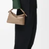 Bolso Puzzle Edge pequeño en piel de becerro granulada suave Color arena Bolso Puzzle Edge pequeño en piel de becerro granulada suave Color arena
