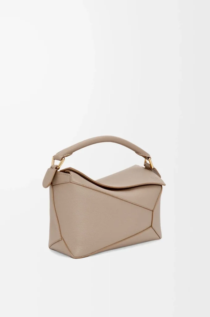 Bolso Puzzle Edge pequeño en piel de becerro granulada suave Color arena Bolso Puzzle Edge pequeño en piel de becerro granulada suave Color arena