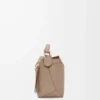 Bolso Puzzle Edge pequeño en piel de becerro granulada suave Color arena Bolso Puzzle Edge pequeño en piel de becerro granulada suave Color arena