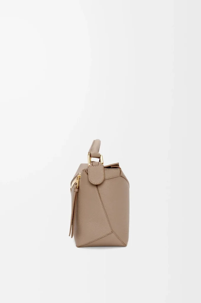 Bolso Puzzle Edge pequeño en piel de becerro granulada suave Color arena Bolso Puzzle Edge pequeño en piel de becerro granulada suave Color arena