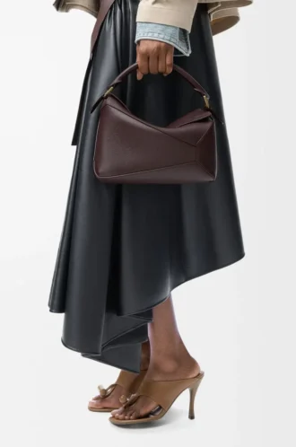 Bolso Puzzle Edge pequeño en piel de becerro granulada suave color castaño oscuro