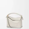 Bolso Puzzle Edge pequeño en piel de becerro granulada suave color Light Ghost Bolso Puzzle Edge pequeño en piel de becerro granulada suave color Light Ghost