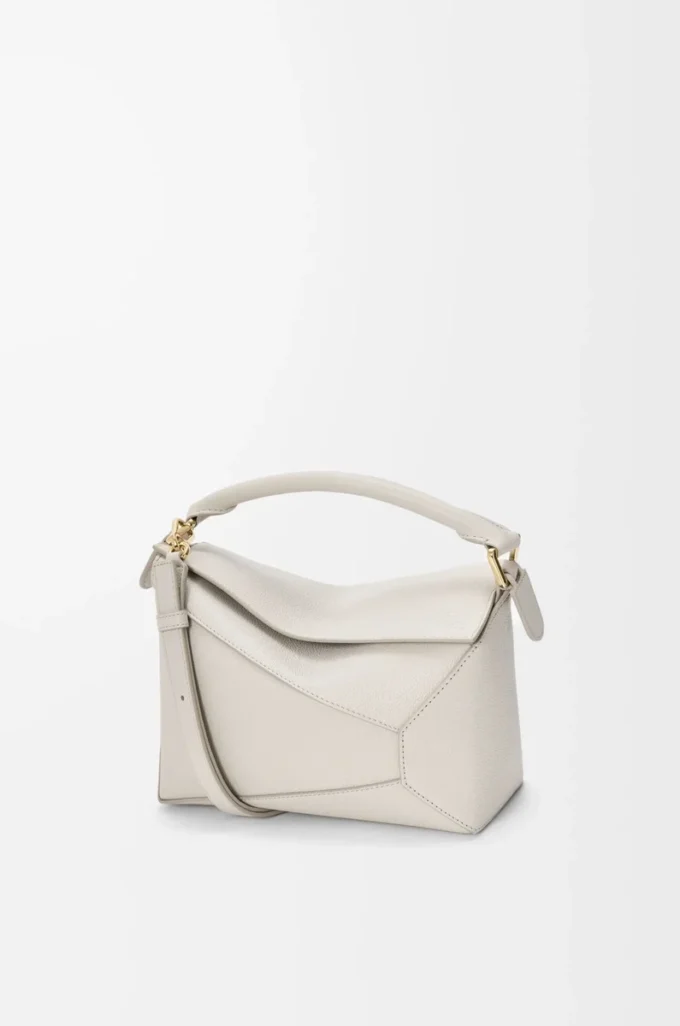 Bolso Puzzle Edge pequeño en piel de becerro granulada suave color Light Ghost Bolso Puzzle Edge pequeño en piel de becerro granulada suave color Light Ghost