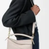 Bolso Puzzle Edge pequeño en piel de becerro granulada suave color Light Ghost Bolso Puzzle Edge pequeño en piel de becerro granulada suave color Light Ghost