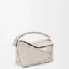 Bolso Puzzle Edge pequeño en piel de becerro granulada suave color Light Ghost Bolso Puzzle Edge pequeño en piel de becerro granulada suave color Light Ghost