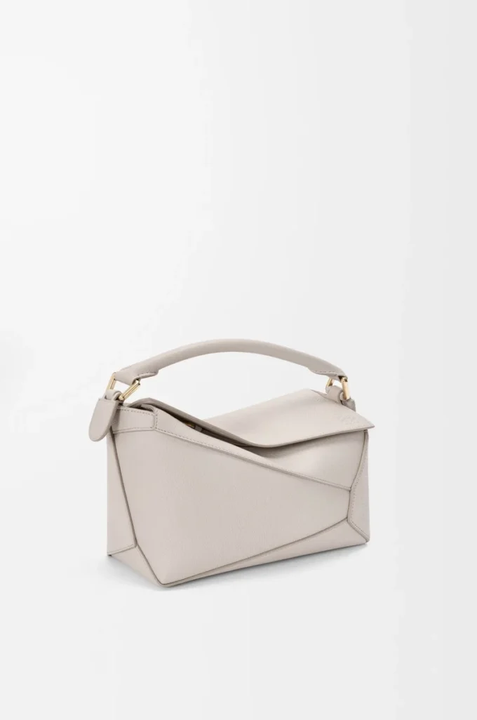 Bolso Puzzle Edge pequeño en piel de becerro granulada suave color Light Ghost Bolso Puzzle Edge pequeño en piel de becerro granulada suave color Light Ghost